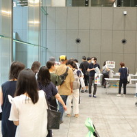 全国25大学が出展、最新の情報を求めて多くの親子が集まった