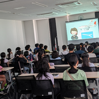 真剣な表情で講演をきく子供たち