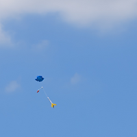 打ちあがったロケットはパラシュートが開いて降下する