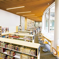 大きな窓をもつ明るい図書館