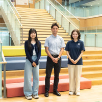 左から、国際基督教大学 教養学部 アーツ・サイエンス学科 1年生のY・Hさん、小林トーマス周平先生（ドルトン東京学園中等部・高等部　保育体育科／入試広報室）、立教大学 法学部 法学科 1年生のM・Yさん