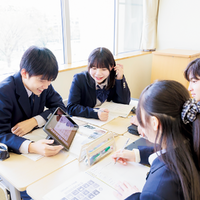 中学ではiPad、高校ではPCを1人1台購入し、授業や家庭学習でも活用