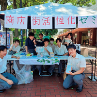 探究ゼミ活動「商店街活性化ゼミ」では、稲城市のマルシェへボランティアに赴き現場を学んだ