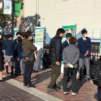 多摩センター駅前でおこなわれた「街なかプレゼンテスト」のようす