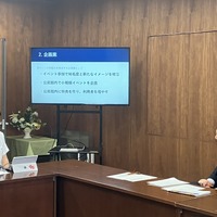 ゼミの定例報告会で多摩市市長に提案をしているようす