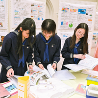 中3が1年間テーマを追う「年間研究」の展示