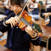 中学生全員が3年間ヴァイオリンを必修で学び、声楽や楽典にも取り組む