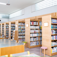 65,000冊の蔵書を誇る図書館。年間約1,700冊の新規図書を購入している