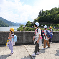 ダム湖を見ながら天端を歩く