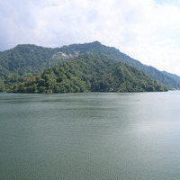 右側には奥只見湖と森が広がり、その雄大な景色に思わず目を奪われる