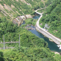 ダムの下を流れる只見川。川の環境を守るため、河川維持流量が常に放流されている。送電線も見えた