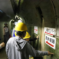ダム内の連絡通路は年間通じて室温は10度前後。エレベーターを降りると一気に冷たい空気になった