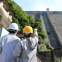 角度は51度。スキージャンプ台の斜度（約35度）をはるかに超える急傾斜に圧倒される