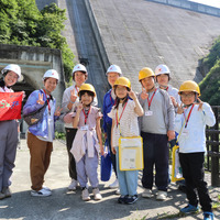 普段は立ち入ることのできないダムの底部から見上げる景色に圧倒された