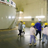 巨大な設備と響く音に驚きながら、発電所の大きさを体感した