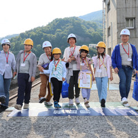 一歩で新潟県から福島県へ。親子一緒に県境またぎを体験