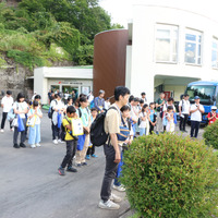 映像で学んだ雪深い奥只見でのダム建設工事の苦労に思いをはせながら慰霊碑に黙とうをささげた