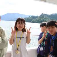 広いダム湖を遊覧船で横断する贅沢な時間