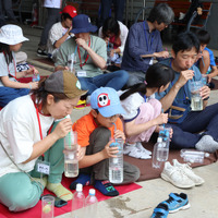 ペットボトル装置で透水実験を行い、土の違いを比較。水や空気を通しやすい森の土の役割を確かめた