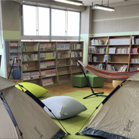 好きな本を好きな姿勢で読める図書室。本を読まなくても居心地よい空間づくりを目指した。