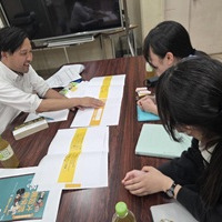 清水書院様と広研印刷会社様に本の帯の案や、表紙カバーのテイスト、見返しに使用する色についても話しあう