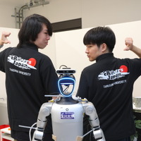 玉川大学のロボットチーム「eR@sers（イレイサーズ）」の仲戸川さん（左）と能登さん（右）