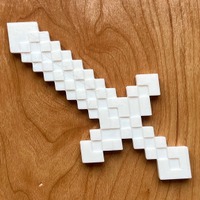 【無料体験参加特典】教室の最新3Dプリンターで制作した約15cmのマインクラフトの剣