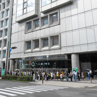 第37回「開成進学フェア」開場前、会場の外まで続く長蛇の列