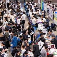 200校を超える学校ブースが並び、親子が熱心に話を聞く姿が見られた