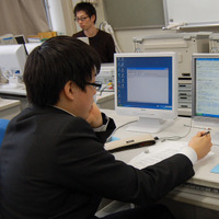 講師のパソコン画面は、各生徒のパソコン画面の横（この席では左側）に設置されたモニターから閲覧できるようになっている