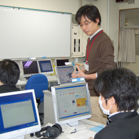 授業はLL教室のパソコンを使って行われた。ヤフーからは講師のほかに、講師用パソコンのオペレータ、生徒の入力操作を支援するアシスタントの計3人