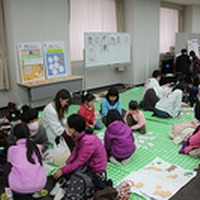 漢字を学ぶ参加者