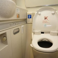 ビジネスクラスとファーストクラスのトイレには温水洗浄機能付き便座を装備