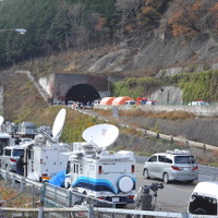 通行止めが続く笹子トンネル（山梨県）