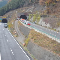 約1か月ぶりに通行止めが解除される笹子トンネル（山梨県）