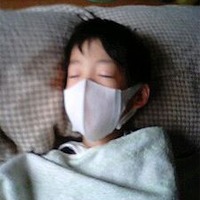 マスクを付けて就寝する子どもの様子のイメージ
