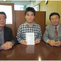 右から、西澤良記学長、山下明さん、日野泰雄工学研究科長