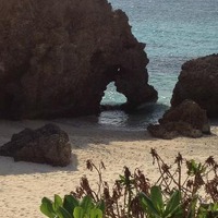 沖縄県・池間島にあるハート形の岩穴「ハート岩」