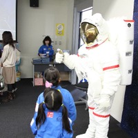 宇宙飛行士と記念撮影