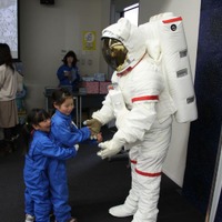 宇宙飛行士と記念撮影もできる