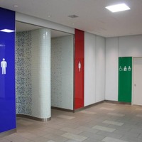 とうきょうスカイツリー駅の改札内に設けられたトイレ。バリアフリー対応の多目的トイレも設置されている。
