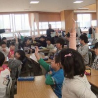 授業に参加する新潟県燕南小学校の児童