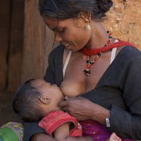 赤ちゃんに母乳をあげるお母さん（バングラデシュ）