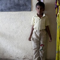 背を測る男の子（インド）