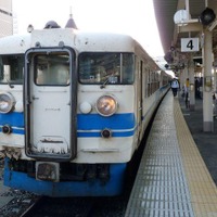 富山駅に停車中の北陸本線普通列車。JR線は普通列車のみ利用できる。