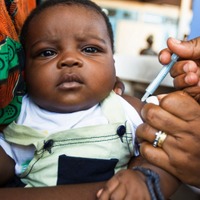 予防接種を受ける赤ちゃん（コートジボワール）