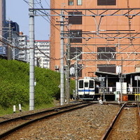 東武亀戸線亀戸駅　左側の築堤がJR総武線