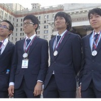 銀メダルを獲得した4名（左から、福永さん、岡本さん、羽根渕さん、正田さん）
