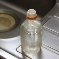 お茶のペットボトルに熱湯を入れたところ。加熱、保温する容器は飲み口が熱で変形しないように事前に熱処理された白い飲み口となる