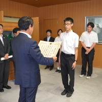 表彰状を受け取る田中堯さん